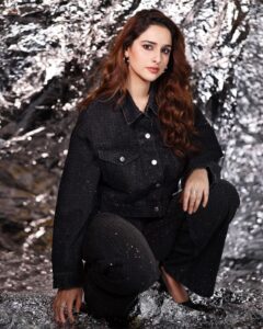 Sadia Khateeb Instagram - Character and integrity is the most attractive feature of a man 🤴and a woman 👸 #justsaying #thoughts Photography- @prashantsamtani Styled by @stylingbyvictor @sohail__mughal___ Assisted by @janvijain123 @styleby_antara Hair @kavitaparmar_makeup_hair