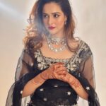 Sadia Khateeb Instagram - Too glam to give a damn 💄💁♀️ Styled by - @shrushti_216 in @swathiveldandi_official @rubans.in @oakpinionpr @swabhimannjewellery Thank you @asmarketing9997 and @harryfashionfoto 🌸 Hmu - @mayarthakurr ❤️ Mehandi - @bhaderwahi_koor #walima #rumumar #wedding #reeling #gram #love