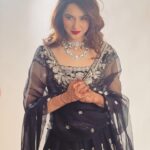 Sadia Khateeb Instagram - Too glam to give a damn 💄💁♀️ Styled by - @shrushti_216 in @swathiveldandi_official @rubans.in @oakpinionpr @swabhimannjewellery Thank you @asmarketing9997 and @harryfashionfoto 🌸 Hmu - @mayarthakurr ❤️ Mehandi - @bhaderwahi_koor #walima #rumumar #wedding #reeling #gram #love