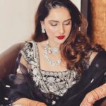 Sadia Khateeb Instagram - Too glam to give a damn 💄💁♀️ Styled by - @shrushti_216 in @swathiveldandi_official @rubans.in @oakpinionpr @swabhimannjewellery Thank you @asmarketing9997 and @harryfashionfoto 🌸 Hmu - @mayarthakurr ❤️ Mehandi - @bhaderwahi_koor #walima #rumumar #wedding #reeling #gram #love