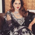 Sadia Khateeb Instagram - Too glam to give a damn 💄💁♀️ Styled by - @shrushti_216 in @swathiveldandi_official @rubans.in @oakpinionpr @swabhimannjewellery Thank you @asmarketing9997 and @harryfashionfoto 🌸 Hmu - @mayarthakurr ❤️ Mehandi - @bhaderwahi_koor #walima #rumumar #wedding #reeling #gram #love