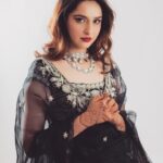 Sadia Khateeb Instagram - Too glam to give a damn 💄💁♀️ Styled by - @shrushti_216 in @swathiveldandi_official @rubans.in @oakpinionpr @swabhimannjewellery Thank you @asmarketing9997 and @harryfashionfoto 🌸 Hmu - @mayarthakurr ❤️ Mehandi - @bhaderwahi_koor #walima #rumumar #wedding #reeling #gram #love