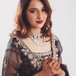 Sadia Khateeb Instagram - Too glam to give a damn 💄💁♀️ Styled by - @shrushti_216 in @swathiveldandi_official @rubans.in @oakpinionpr @swabhimannjewellery Thank you @asmarketing9997 and @harryfashionfoto 🌸 Hmu - @mayarthakurr ❤️ Mehandi - @bhaderwahi_koor #walima #rumumar #wedding #reeling #gram #love