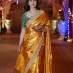 Sadia Khateeb Instagram - Sari ki sari mai saree mei 🧚‍♀️ @swathiveldandi_official styled by - @shrushti_216 Photographer - @storiesbythedal @faisalbhat111 🌸 Hmu - @sana_chouhan_ Accessories- @nidhisablokjewellery @colatchofficial