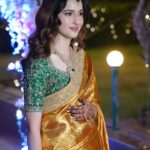 Sadia Khateeb Instagram - Sari ki sari mai saree mei 🧚‍♀️ @swathiveldandi_official styled by - @shrushti_216 Photographer - @storiesbythedal @faisalbhat111 🌸 Hmu - @sana_chouhan_ Accessories- @nidhisablokjewellery @colatchofficial