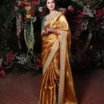 Sadia Khateeb Instagram - Sari ki sari mai saree mei 🧚‍♀️ @swathiveldandi_official styled by - @shrushti_216 Photographer - @storiesbythedal @faisalbhat111 🌸 Hmu - @sana_chouhan_ Accessories- @nidhisablokjewellery @colatchofficial