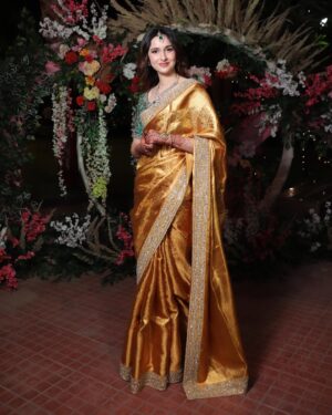 Sadia Khateeb Instagram - Sari ki sari mai saree mei 🧚‍♀️

@swathiveldandi_official 
styled by - @shrushti_216 
Photographer - @storiesbythedal @faisalbhat111 🌸
Hmu - @sana_chouhan_ 
Accessories- @nidhisablokjewellery @colatchofficial