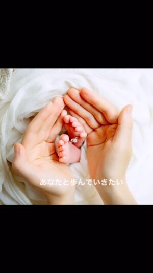 Sae Kanzaki Instagram - お腹の中で命を育てるという重み。
初めても不安も奇跡もいっぱい詰まった
かけがえのないトツキトオカでした🌸🩷

超緊急帝王切開のなか産まれてきてくれた赤ちゃん。
どんどん成長していく姿が愛しくて切なくて
母が私を産んだ時こんな気持ちだったのかな
涙が止まらないし満身創痍の産後メンタル！！！

私が産みました！(生産者の声)

#妊娠記録#出産レポ#出産報告#初マタ#トツキトオカ#世界一幸せな洗濯 
#計画無痛分娩#帝王切開#緊急帝王切開#新米ママ
#newborn#2024baby#maternity