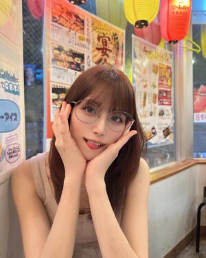 Sae Kanzaki Instagram - 近ごろのメス力事情(⌒▽⌒)

髪を夏仕様にしてもらたよ🍊🍊🍊
ダメージレスのカラー剤と
マキシマムトリートメントでサラサラ🫶🏻

ラッシュリフトですっぴんの戦闘力爆上げ🍑🍑
ナチュラル派な神崎は自まつげだけど
パリエクっていういいとこ取りメニューが素敵で気になった🤜🏻🤛🏻

おメイクも夏シャドウでキラキラさせたり、新しいメガネ買ったり
引きこもりなりに楽しんでます、夏(⌒▽⌒)

💇🏻‍♀️ @taisei_kadota @coubou_hair 
👁 @m.o.d_risa @m.o.d_eyelash 
💄 @haomii_official

#梅雨おわた？