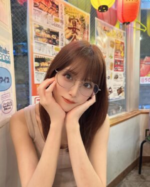 Sae Kanzaki Instagram - 近ごろのメス力事情(⌒▽⌒)

髪を夏仕様にしてもらたよ🍊🍊🍊
ダメージレスのカラー剤と
マキシマムトリートメントでサラサラ🫶🏻

ラッシュリフトですっぴんの戦闘力爆上げ🍑🍑
ナチュラル派な神崎は自まつげだけど
パリエクっていういいとこ取りメニューが素敵で気になった🤜🏻🤛🏻

おメイクも夏シャドウでキラキラさせたり、新しいメガネ買ったり
引きこもりなりに楽しんでます、夏(⌒▽⌒)

💇🏻‍♀️ @taisei_kadota @coubou_hair 
👁 @m.o.d_risa @m.o.d_eyelash 
💄 @haomii_official

#梅雨おわた？