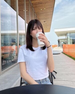 Sae Kanzaki Instagram - 毎日すっぴん楽ちんすぎう🫶🏻

白Tにデニムというデビュー直前新人アイドル(衣装もらうまで)(事務所によっては自前)を彷彿させる私服でお送りするJuly 1st