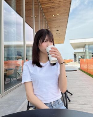 Sae Kanzaki Instagram - 毎日すっぴん楽ちんすぎう🫶🏻

白Tにデニムというデビュー直前新人アイドル(衣装もらうまで)(事務所によっては自前)を彷彿させる私服でお送りするJuly 1st