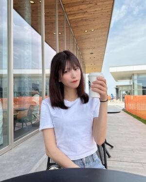 Sae Kanzaki Instagram - 毎日すっぴん楽ちんすぎう🫶🏻

白Tにデニムというデビュー直前新人アイドル(衣装もらうまで)(事務所によっては自前)を彷彿させる私服でお送りするJuly 1st