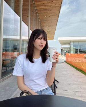 Sae Kanzaki Instagram - 毎日すっぴん楽ちんすぎう🫶🏻

白Tにデニムというデビュー直前新人アイドル(衣装もらうまで)(事務所によっては自前)を彷彿させる私服でお送りするJuly 1st