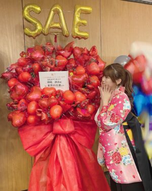 Sae Kanzaki Instagram - 7年間のマスカッツ人生に幕を閉じました。

応援してくれたファンのみんなを含め
マスカッツに関わるもの全てが生活の中で当たり前になっていて未だ実感がわかないような卒業できてホッとしている自分もいるような…
なんと言葉に表していいのか。

沢山甘やかせてもらいました。大切なものを教わりました。

泣いても笑っても最後だからとにかく感謝の気持ちを伝えようという思いでステージに立ちました。

どんなときも会場をお花で華やかに彩ってくれたファンのみんな、関係者の皆様に感謝です！
こんなアイドルライブ会場見たことないよ〜💐🤍

オーディション受けて上京する決断をしつつ不安で泣いてた22歳から全てが始まりました。
(会場が渋谷の道玄坂だったのに東京の土地勘なくて渋谷駅からタクシー乗ったのも思い出😂)

テレ東でおぎやはぎさん大久保さん阿佐ヶ谷姉妹さんと冠番組をやらせてもらい
ポニーキャニオンさんからメジャーデビュー
ライブは生中継
全国ツアーで色んな地方に行かせてもらい…
アイドルを目指す子ならやりたいであろう貴重な経験を沢山させて頂きました

メンバー、素晴らしい関係者の皆様、マスファミと歩んだ7年は間違いなく人生の宝物🕊🌈

最後の写真は卒業後マッコイさんとツーショット撮らせてもらった記念🥹