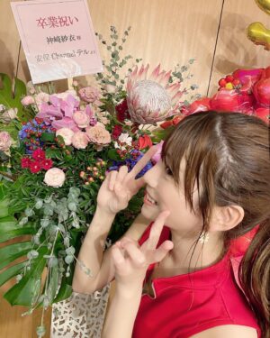 Sae Kanzaki Instagram - 7年間のマスカッツ人生に幕を閉じました。

応援してくれたファンのみんなを含め
マスカッツに関わるもの全てが生活の中で当たり前になっていて未だ実感がわかないような卒業できてホッとしている自分もいるような…
なんと言葉に表していいのか。

沢山甘やかせてもらいました。大切なものを教わりました。

泣いても笑っても最後だからとにかく感謝の気持ちを伝えようという思いでステージに立ちました。

どんなときも会場をお花で華やかに彩ってくれたファンのみんな、関係者の皆様に感謝です！
こんなアイドルライブ会場見たことないよ〜💐🤍

オーディション受けて上京する決断をしつつ不安で泣いてた22歳から全てが始まりました。
(会場が渋谷の道玄坂だったのに東京の土地勘なくて渋谷駅からタクシー乗ったのも思い出😂)

テレ東でおぎやはぎさん大久保さん阿佐ヶ谷姉妹さんと冠番組をやらせてもらい
ポニーキャニオンさんからメジャーデビュー
ライブは生中継
全国ツアーで色んな地方に行かせてもらい…
アイドルを目指す子ならやりたいであろう貴重な経験を沢山させて頂きました

メンバー、素晴らしい関係者の皆様、マスファミと歩んだ7年は間違いなく人生の宝物🕊🌈

最後の写真は卒業後マッコイさんとツーショット撮らせてもらった記念🥹