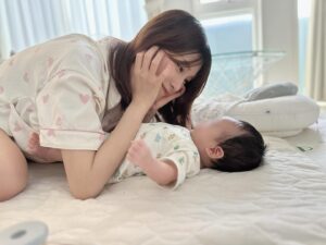 Sae Kanzaki Instagram - 妊娠出産育児
どれが一番大変か考えてみた
わたしは出産翌日〜2週間後くらいまでの産褥期がめちゃくちゃ辛かったです、、満身創痍でした🤮
尿道カテーテル、シャワー禁止、おっぱいは熱をもって岩のようにカチカチ激痛、ベッドから動けず血も止まらないので抱っこすることもできなくて😭
助産師さんに毎日体を拭いてもらう情けない日々💧‬

出産当日から赤ちゃんのお世話したかったのに
ちょっと連れてきてもらってまた新生児室に連れてかれて
思うように体が動かせない悔しさで泣いてた🥲

妊娠期間中は産むまで喉つわりが続いたり
マタニティマークに守ってもらったり
妊婦だと気づかれないようマークを外したり…

出産は入院日より先に陣痛がきて
LDRに2日こもり促進剤漬けからの超緊急帝王切開。
妊婦時代ワクワクで記入したバースプランも念願のカンガルーケアも全て叶わず(←悲しくて産後もしばらく受け止められなかった)
手術の覚悟決める猶予も与えられず、病院の人達が沢山集まってきて緊迫した状況に震えが止まらずパニックに。

無事に産声を聞こえた瞬間に気絶😭
赤ちゃんとご対面できたのは産まれた翌朝でした。

結果、どれも辛かった！（笑）
でもその何倍もの幸せが押し返してくるの、不思議だよね🕊🩶

妊娠〜出産の10ヶ月間は
それぞれどこかで大変な経験すると聞いたのですが
私は分娩～産褥期かなぁ…🌀

産後はホルモンバランスの乱れで涙が止まらなくて
脳が7パーセント萎縮しマミーブレインになり
悪露で１ヶ月出血し続け、それでも2~3時間睡眠で子育てがスタートします。

わたしもこうやって育ててもらったのかと思うとお母さんかっこよすぎ。ヒーローだ！！
みんなもお母さんや奥さん、世のお母さん方に今以上に優しくしてあげてくださいね💐🤍

#初マタ#マタアカ#妊娠記録
#出産報告#出産レポ#帝王切開#計画無痛分娩#無痛分娩 
#産後ケア#産後ママ
#新米ママと繋がりたい#ママ垢さんと繋がりたい