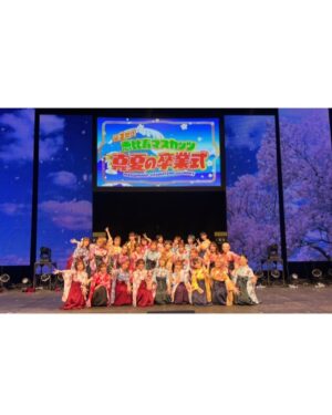 Sae Kanzaki Instagram - 7年間のマスカッツ人生に幕を閉じました。

応援してくれたファンのみんなを含め
マスカッツに関わるもの全てが生活の中で当たり前になっていて未だ実感がわかないような卒業できてホッとしている自分もいるような…
なんと言葉に表していいのか。

沢山甘やかせてもらいました。大切なものを教わりました。

泣いても笑っても最後だからとにかく感謝の気持ちを伝えようという思いでステージに立ちました。

どんなときも会場をお花で華やかに彩ってくれたファンのみんな、関係者の皆様に感謝です！
こんなアイドルライブ会場見たことないよ〜💐🤍

オーディション受けて上京する決断をしつつ不安で泣いてた22歳から全てが始まりました。
(会場が渋谷の道玄坂だったのに東京の土地勘なくて渋谷駅からタクシー乗ったのも思い出😂)

テレ東でおぎやはぎさん大久保さん阿佐ヶ谷姉妹さんと冠番組をやらせてもらい
ポニーキャニオンさんからメジャーデビュー
ライブは生中継
全国ツアーで色んな地方に行かせてもらい…
アイドルを目指す子ならやりたいであろう貴重な経験を沢山させて頂きました

メンバー、素晴らしい関係者の皆様、マスファミと歩んだ7年は間違いなく人生の宝物🕊🌈

最後の写真は卒業後マッコイさんとツーショット撮らせてもらった記念🥹