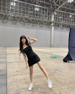 Sae Kanzaki Instagram - 前日インタビューさせて頂いて改めて選手のかっこよさを実感🥺
幕張メッセという大きな舞台で覚悟を決めた選手たちの闘いが遂に明日🔥❤ すでに興奮しているよお🤒🤒🤒

大好きなブレイキングダウン現場のために
 @yuma.025 さんに髪を、 @futuro_eyelash でお目目してもらいました🫶🏻