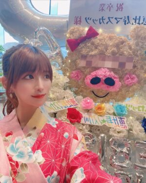 Sae Kanzaki Instagram - 7年間のマスカッツ人生に幕を閉じました。

応援してくれたファンのみんなを含め
マスカッツに関わるもの全てが生活の中で当たり前になっていて未だ実感がわかないような卒業できてホッとしている自分もいるような…
なんと言葉に表していいのか。

沢山甘やかせてもらいました。大切なものを教わりました。

泣いても笑っても最後だからとにかく感謝の気持ちを伝えようという思いでステージに立ちました。

どんなときも会場をお花で華やかに彩ってくれたファンのみんな、関係者の皆様に感謝です！
こんなアイドルライブ会場見たことないよ〜💐🤍

オーディション受けて上京する決断をしつつ不安で泣いてた22歳から全てが始まりました。
(会場が渋谷の道玄坂だったのに東京の土地勘なくて渋谷駅からタクシー乗ったのも思い出😂)

テレ東でおぎやはぎさん大久保さん阿佐ヶ谷姉妹さんと冠番組をやらせてもらい
ポニーキャニオンさんからメジャーデビュー
ライブは生中継
全国ツアーで色んな地方に行かせてもらい…
アイドルを目指す子ならやりたいであろう貴重な経験を沢山させて頂きました

メンバー、素晴らしい関係者の皆様、マスファミと歩んだ7年は間違いなく人生の宝物🕊🌈

最後の写真は卒業後マッコイさんとツーショット撮らせてもらった記念🥹