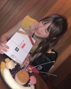 Sae Kanzaki Instagram - 7年間のマスカッツ人生に幕を閉じました。

応援してくれたファンのみんなを含め
マスカッツに関わるもの全てが生活の中で当たり前になっていて未だ実感がわかないような卒業できてホッとしている自分もいるような…
なんと言葉に表していいのか。

沢山甘やかせてもらいました。大切なものを教わりました。

泣いても笑っても最後だからとにかく感謝の気持ちを伝えようという思いでステージに立ちました。

どんなときも会場をお花で華やかに彩ってくれたファンのみんな、関係者の皆様に感謝です！
こんなアイドルライブ会場見たことないよ〜💐🤍

オーディション受けて上京する決断をしつつ不安で泣いてた22歳から全てが始まりました。
(会場が渋谷の道玄坂だったのに東京の土地勘なくて渋谷駅からタクシー乗ったのも思い出😂)

テレ東でおぎやはぎさん大久保さん阿佐ヶ谷姉妹さんと冠番組をやらせてもらい
ポニーキャニオンさんからメジャーデビュー
ライブは生中継
全国ツアーで色んな地方に行かせてもらい…
アイドルを目指す子ならやりたいであろう貴重な経験を沢山させて頂きました

メンバー、素晴らしい関係者の皆様、マスファミと歩んだ7年は間違いなく人生の宝物🕊🌈

最後の写真は卒業後マッコイさんとツーショット撮らせてもらった記念🥹