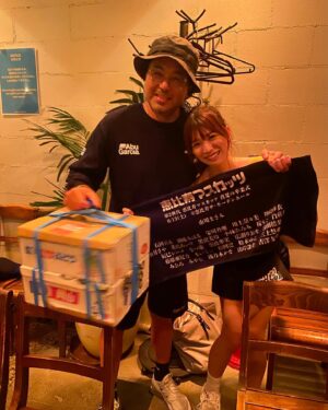 Sae Kanzaki Instagram - 7年間のマスカッツ人生に幕を閉じました。

応援してくれたファンのみんなを含め
マスカッツに関わるもの全てが生活の中で当たり前になっていて未だ実感がわかないような卒業できてホッとしている自分もいるような…
なんと言葉に表していいのか。

沢山甘やかせてもらいました。大切なものを教わりました。

泣いても笑っても最後だからとにかく感謝の気持ちを伝えようという思いでステージに立ちました。

どんなときも会場をお花で華やかに彩ってくれたファンのみんな、関係者の皆様に感謝です！
こんなアイドルライブ会場見たことないよ〜💐🤍

オーディション受けて上京する決断をしつつ不安で泣いてた22歳から全てが始まりました。
(会場が渋谷の道玄坂だったのに東京の土地勘なくて渋谷駅からタクシー乗ったのも思い出😂)

テレ東でおぎやはぎさん大久保さん阿佐ヶ谷姉妹さんと冠番組をやらせてもらい
ポニーキャニオンさんからメジャーデビュー
ライブは生中継
全国ツアーで色んな地方に行かせてもらい…
アイドルを目指す子ならやりたいであろう貴重な経験を沢山させて頂きました

メンバー、素晴らしい関係者の皆様、マスファミと歩んだ7年は間違いなく人生の宝物🕊🌈

最後の写真は卒業後マッコイさんとツーショット撮らせてもらった記念🥹