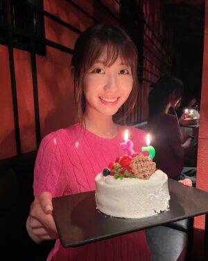 Sae Miyazawa Instagram - 🦒
はぴばーすでー🍰!!
最近一緒に過ごせる時間が増えて嬉しいです！
連チャンで会ってても
『もう会いたいなぁ』ってLINEくれるの嬉しいです！
多分だけど両思いだと思います！！
これからも笑顔や幸せや楽しい時間を分け合えっこしていきましょ！
あなたはすごいよ。
いつも、ありがとうね。💋
.
#主役左側っぽいけど右の方ね
#きゃしちゃん
#いつも私たちの写真を撮ってくれる親友よありがとう
#さえゆき 🤗