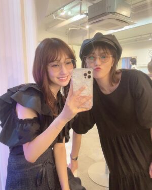 Sae Miyazawa Instagram - 🦒
はぴばーすでー🍰!!
最近一緒に過ごせる時間が増えて嬉しいです！
連チャンで会ってても
『もう会いたいなぁ』ってLINEくれるの嬉しいです！
多分だけど両思いだと思います！！
これからも笑顔や幸せや楽しい時間を分け合えっこしていきましょ！
あなたはすごいよ。
いつも、ありがとうね。💋
.
#主役左側っぽいけど右の方ね
#きゃしちゃん
#いつも私たちの写真を撮ってくれる親友よありがとう
#さえゆき 🤗