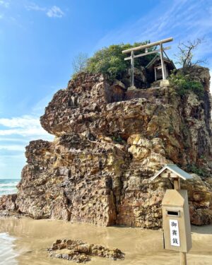 Sae Miyazawa Instagram - 出雲大社⛩️🪢
2年前初参拝に来た時なんだかまた来れそうな場所だなと親近感があり、そしたらやっぱりまた来ることができました☺︎
2年分の感謝を伝えて『また来ます』ともお伝えしてきました。
樹齢約1000年の木からはパワーを頂きました。
歯を出して笑った写真はどれも顔がパンパンだたので口閉じた写真ばかりだけど。
ここ3年お仕事で年に一度は島根県に来れて嬉しい！
あと全然関係ないけど赤髪なうでっす🤗
．
#出雲大社
#お参りの時32円がいいらしいの知ってたー？
#東京生まれ東京育ちだけど島根スサノオマジック応援してます🏀
