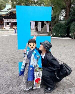 Sae Miyazawa Instagram - ㊗️七五三詣！！！！！
先日甥っ子の七五三の御参りに参加してきました☺︎
もう5歳か〜と思う反面、まだ5歳か〜なんて思ったり。
最近は会う度に口が達者になられている様子が見れて
なかなかおもしろい。笑

今年ももう終わるのね〜さすがに一年早すぎる！
年末までにパスポートを更新して(10年ぶりにやっと🥹)、
クリスマスプレゼントも見に行かなくちゃ！！
(わたしにサンタさんはもう来ないのでもちろんサンタになる側ね)
．
#叔母活