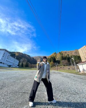 Sae Miyazawa Instagram - 大雨予報だったのに晴れました🌞
小粒で甘くて艶々のコシヒカリうんまぁでした。
食べて食べて食べまくりました。
弾丸慰安旅行&お墓参りin新潟〜☺︎
．
#胃薬必須な慰安旅行
#ズボンの紐は結ばないタイプなんだね
#コートは自分でワッペン貼ったよ
#最近影の写真撮るのにハマってるっぽいね