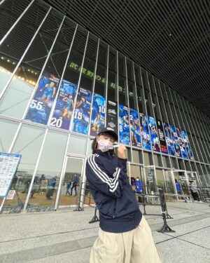 Sae Miyazawa Instagram - ⛹🏻‍♂️💨
東京でのホーム戦2days応援行ってきました。
一勝一敗でしたがめちゃめちゃ熱い試合でした…
何より東京でスサノオ応援できたのが嬉しかった…！
ブースターの盛り上がりも素晴らしかった…
バスケ最高！スサノオ最高！！です！！
@shimane_susanoo_magic_official 🐉🔥
.
#BLEAGUE
#島根スサノオマジック
引き続き応援します！GO!GO!MAGIC!✨