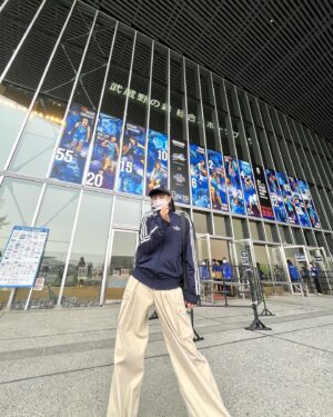 Sae Miyazawa Instagram - ⛹🏻‍♂️💨
東京でのホーム戦2days応援行ってきました。
一勝一敗でしたがめちゃめちゃ熱い試合でした…
何より東京でスサノオ応援できたのが嬉しかった…！
ブースターの盛り上がりも素晴らしかった…
バスケ最高！スサノオ最高！！です！！
@shimane_susanoo_magic_official 🐉🔥
.
#BLEAGUE
#島根スサノオマジック
引き続き応援します！GO!GO!MAGIC!✨