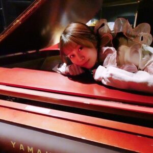 Sae Otsuka Instagram - 「修行ツアー！vol.2」
5日目・仙台公演🚢🩷

日本に4台しかないという……
とても珍しいクラシカルなピアノと共にお届けしました👀🎹

そばにいてくれてありがとの気持ち
めいいっぱい掻き鳴らし歌いました☺️✨
 #修行ツアー2
次は、神奈川で🚢🩷

ξ^.^ξ髪の毛は、ツインテールにフワッフワの、
飾りたちが盛られてますξ^.^ξ
