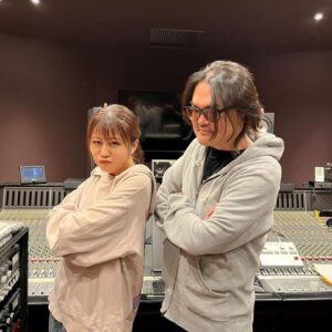 Sae Otsuka Instagram - ｽｰﾊﾟｰ ｻｳﾝﾄﾞ戦隊★ ｺｸﾎｳ ｴﾝｼﾞﾆｱ ﾚﾝｼﾞｬｰｽﾞ🦸‍♂️
ご紹介させていただきます🚢🩷
 #グレートロマンス街道
 #GreatRomanceRecords

M1．全人類ヒューマノイド
ﾚﾝｼﾞｬｰ ﾐｯｸｽ 🦸‍♂️竹内哲郎（MANEKI Records）さま

別名：音の魔術師。通称「タケウチマジック」
竹内さんは、魔法使いです。
別世界へ連れてってくれます。
初めて聴いた時の衝撃たるや、凄まじい稲妻でした。
次は何をしてくれるんだろう……って、ワクワクする。
リッチで、変で(とてもいい意味)、爆発する！すごい。
なんというか宗教的でたまらない、
このミックスは竹内さんにしかできない。

M2．ドン・キホーテ・デート
ﾚﾝｼﾞｬｰ ﾐｯｸｽ 🦸‍♂️小杉麻樹さま

別名：日本のJ-POPS界に君臨し続ける王者。
まきさんの手にかかったこの曲の絢爛さたるや、
もうほんとにほんとに感動しました。
ｱｰｰ!!!! まきさんって本当にすごい人だ。。
全てがいい！バランスが素晴らしいってこのことなのか…！
胸を張って世に送り出せるアヴァンギャルド・ポップス！

M3．蛍陽
ﾚﾝｼﾞｬｰ ﾐｯｸｽ 🦸‍♂️奥田泰次さま

別名：音が透き通る、透明人間。
鍵盤と歌の同録、たった一瞬の、一発録り。ものすごい緊張感。緊張感までレコーディングされた。すごい。
奥田さんのworksを拝聴していると、どこまでが音楽でどこからが日常かわからない。それくらい、音楽と音の境目がない。天才で、秀才で、鬼才。
奥田さんのバラードはすごい、EDMもすごいんだけど、ほんとすんんごかった。。、

全ての配信&パッケージを担当してくださった
ﾚﾝｼﾞｬｰ ﾏｽﾀｰ 🧙‍♂️柴 晃浩（TEMAS）さま

2023年、楽曲のマスタリングは全て柴さん！！
安心の柴さんブランド。
全ての思想を拾い上げてくださった、素晴らしい素晴らしい丁寧なマスタリング！
行く度に、「これとこれ、何が違うんですか？」って聞いて、デジタルかアナログかの違いですよ～って毎回答えてくれた。面白かった。
柴さんとお話させていただくと、毎回ハッとした。

蛍陽は配信と、パッケージで違うバージョンが入っているので、
是非、CDで聴き比べて欲しい。

👩‍🍳🔥🥘
中華料理とフランス料理と日本料理のパイオニアを集めてしまった、みたいな状態なんですよ～
音楽マニアの玄人達が咽び泣くような素晴らしい作品が完成してしまった。しかし
尚キラキラと、曲たちがキャッチーな輝きを纏っているのは、このｳﾙﾄﾗﾚﾝｼﾞｬｰｽﾞのおかげさまさま、なんですよ。
ｽｹﾞｪ!!!!!
👩‍🍳🔥🥘

そして。
このグレートロマンス街道より、本格的に参入してくれた

サウンドプロデューサー👨‍🎨アカズノトビラ(akz inc.)さま。

誰よりも音楽に詳しく、アイデアも豊富。
間違いなく将来、日本の音楽業界で引っ張りだこ。

𓂃𓊝𓄹𓄺
それまで、わたしは音楽を自分なりに一生懸命研究してきましたが、知れば知るほど、話が合う人がいなくなって、あれ？みんなの＂音楽好き！＂の尺度、自分と違うな、って……そんなふうに言うときらわれそうですが苦笑
なんというか、、
孤独な想いを抱えてたんですよ😂
でも、まずは実力と、
そーゆーの伝えてくためにも発揮する機会がないとだめだなー！と思って
数年かけて、フリーになったりしてね、準備してました。
思えば、「うさぎとかめ」の🐢みたいな感じなんですけど。

そんなわたしの背景まるごと感じ取って、
んで、それはそれとしてまあ、とにかくさ、日本トップレベルの最高の音楽作ろうぜ！！！って感じで、
ひょいっと背負ってくれたのがアカズさんです。

しぬ気で日本トップの音楽人を繋げてくれる。
代わりに、
しぬほど厳しいディレクションを日々受けます。
もちろんユーモア交えながら楽しくです。笑
ああ、妥協しなくていいんだって
本気で音楽やっていいんだ、
本気でやってもマジで足りないんだって
教えてくれはのはアカズさんです。

ありがたい。最強の相棒との出会いです。

𓂃𓊝𓄹𓄺 ‎

「グレートロマンス街道」は
こうして出会った最強のﾚﾝｼﾞｬｰｽﾞの力でできた
ものすごいエネルギーの詰まった1枚です!!!!!💿

発売まで
あと10日です🚢🩷