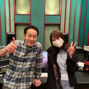 Sae Otsuka Instagram - ｽｰﾊﾟｰ ｻｳﾝﾄﾞ戦隊★ ｺｸﾎｳ ｴﾝｼﾞﾆｱ ﾚﾝｼﾞｬｰｽﾞ🦸‍♂️
ご紹介させていただきます🚢🩷
 #グレートロマンス街道
 #GreatRomanceRecords

M1．全人類ヒューマノイド
ﾚﾝｼﾞｬｰ ﾐｯｸｽ 🦸‍♂️竹内哲郎（MANEKI Records）さま

別名：音の魔術師。通称「タケウチマジック」
竹内さんは、魔法使いです。
別世界へ連れてってくれます。
初めて聴いた時の衝撃たるや、凄まじい稲妻でした。
次は何をしてくれるんだろう……って、ワクワクする。
リッチで、変で(とてもいい意味)、爆発する！すごい。
なんというか宗教的でたまらない、
このミックスは竹内さんにしかできない。

M2．ドン・キホーテ・デート
ﾚﾝｼﾞｬｰ ﾐｯｸｽ 🦸‍♂️小杉麻樹さま

別名：日本のJ-POPS界に君臨し続ける王者。
まきさんの手にかかったこの曲の絢爛さたるや、
もうほんとにほんとに感動しました。
ｱｰｰ!!!! まきさんって本当にすごい人だ。。
全てがいい！バランスが素晴らしいってこのことなのか…！
胸を張って世に送り出せるアヴァンギャルド・ポップス！

M3．蛍陽
ﾚﾝｼﾞｬｰ ﾐｯｸｽ 🦸‍♂️奥田泰次さま

別名：音が透き通る、透明人間。
鍵盤と歌の同録、たった一瞬の、一発録り。ものすごい緊張感。緊張感までレコーディングされた。すごい。
奥田さんのworksを拝聴していると、どこまでが音楽でどこからが日常かわからない。それくらい、音楽と音の境目がない。天才で、秀才で、鬼才。
奥田さんのバラードはすごい、EDMもすごいんだけど、ほんとすんんごかった。。、

全ての配信&パッケージを担当してくださった
ﾚﾝｼﾞｬｰ ﾏｽﾀｰ 🧙‍♂️柴 晃浩（TEMAS）さま

2023年、楽曲のマスタリングは全て柴さん！！
安心の柴さんブランド。
全ての思想を拾い上げてくださった、素晴らしい素晴らしい丁寧なマスタリング！
行く度に、「これとこれ、何が違うんですか？」って聞いて、デジタルかアナログかの違いですよ～って毎回答えてくれた。面白かった。
柴さんとお話させていただくと、毎回ハッとした。

蛍陽は配信と、パッケージで違うバージョンが入っているので、
是非、CDで聴き比べて欲しい。

👩‍🍳🔥🥘
中華料理とフランス料理と日本料理のパイオニアを集めてしまった、みたいな状態なんですよ～
音楽マニアの玄人達が咽び泣くような素晴らしい作品が完成してしまった。しかし
尚キラキラと、曲たちがキャッチーな輝きを纏っているのは、このｳﾙﾄﾗﾚﾝｼﾞｬｰｽﾞのおかげさまさま、なんですよ。
ｽｹﾞｪ!!!!!
👩‍🍳🔥🥘

そして。
このグレートロマンス街道より、本格的に参入してくれた

サウンドプロデューサー👨‍🎨アカズノトビラ(akz inc.)さま。

誰よりも音楽に詳しく、アイデアも豊富。
間違いなく将来、日本の音楽業界で引っ張りだこ。

𓂃𓊝𓄹𓄺
それまで、わたしは音楽を自分なりに一生懸命研究してきましたが、知れば知るほど、話が合う人がいなくなって、あれ？みんなの＂音楽好き！＂の尺度、自分と違うな、って……そんなふうに言うときらわれそうですが苦笑
なんというか、、
孤独な想いを抱えてたんですよ😂
でも、まずは実力と、
そーゆーの伝えてくためにも発揮する機会がないとだめだなー！と思って
数年かけて、フリーになったりしてね、準備してました。
思えば、「うさぎとかめ」の🐢みたいな感じなんですけど。

そんなわたしの背景まるごと感じ取って、
んで、それはそれとしてまあ、とにかくさ、日本トップレベルの最高の音楽作ろうぜ！！！って感じで、
ひょいっと背負ってくれたのがアカズさんです。

しぬ気で日本トップの音楽人を繋げてくれる。
代わりに、
しぬほど厳しいディレクションを日々受けます。
もちろんユーモア交えながら楽しくです。笑
ああ、妥協しなくていいんだって
本気で音楽やっていいんだ、
本気でやってもマジで足りないんだって
教えてくれはのはアカズさんです。

ありがたい。最強の相棒との出会いです。

𓂃𓊝𓄹𓄺 ‎

「グレートロマンス街道」は
こうして出会った最強のﾚﾝｼﾞｬｰｽﾞの力でできた
ものすごいエネルギーの詰まった1枚です!!!!!💿

発売まで
あと10日です🚢🩷