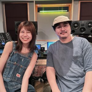 Sae Otsuka Instagram - ｽｰﾊﾟｰ ｻｳﾝﾄﾞ戦隊★ ｺｸﾎｳ ｴﾝｼﾞﾆｱ ﾚﾝｼﾞｬｰｽﾞ🦸‍♂️
ご紹介させていただきます🚢🩷
 #グレートロマンス街道
 #GreatRomanceRecords

M1．全人類ヒューマノイド
ﾚﾝｼﾞｬｰ ﾐｯｸｽ 🦸‍♂️竹内哲郎（MANEKI Records）さま

別名：音の魔術師。通称「タケウチマジック」
竹内さんは、魔法使いです。
別世界へ連れてってくれます。
初めて聴いた時の衝撃たるや、凄まじい稲妻でした。
次は何をしてくれるんだろう……って、ワクワクする。
リッチで、変で(とてもいい意味)、爆発する！すごい。
なんというか宗教的でたまらない、
このミックスは竹内さんにしかできない。

M2．ドン・キホーテ・デート
ﾚﾝｼﾞｬｰ ﾐｯｸｽ 🦸‍♂️小杉麻樹さま

別名：日本のJ-POPS界に君臨し続ける王者。
まきさんの手にかかったこの曲の絢爛さたるや、
もうほんとにほんとに感動しました。
ｱｰｰ!!!! まきさんって本当にすごい人だ。。
全てがいい！バランスが素晴らしいってこのことなのか…！
胸を張って世に送り出せるアヴァンギャルド・ポップス！

M3．蛍陽
ﾚﾝｼﾞｬｰ ﾐｯｸｽ 🦸‍♂️奥田泰次さま

別名：音が透き通る、透明人間。
鍵盤と歌の同録、たった一瞬の、一発録り。ものすごい緊張感。緊張感までレコーディングされた。すごい。
奥田さんのworksを拝聴していると、どこまでが音楽でどこからが日常かわからない。それくらい、音楽と音の境目がない。天才で、秀才で、鬼才。
奥田さんのバラードはすごい、EDMもすごいんだけど、ほんとすんんごかった。。、

全ての配信&パッケージを担当してくださった
ﾚﾝｼﾞｬｰ ﾏｽﾀｰ 🧙‍♂️柴 晃浩（TEMAS）さま

2023年、楽曲のマスタリングは全て柴さん！！
安心の柴さんブランド。
全ての思想を拾い上げてくださった、素晴らしい素晴らしい丁寧なマスタリング！
行く度に、「これとこれ、何が違うんですか？」って聞いて、デジタルかアナログかの違いですよ～って毎回答えてくれた。面白かった。
柴さんとお話させていただくと、毎回ハッとした。

蛍陽は配信と、パッケージで違うバージョンが入っているので、
是非、CDで聴き比べて欲しい。

👩‍🍳🔥🥘
中華料理とフランス料理と日本料理のパイオニアを集めてしまった、みたいな状態なんですよ～
音楽マニアの玄人達が咽び泣くような素晴らしい作品が完成してしまった。しかし
尚キラキラと、曲たちがキャッチーな輝きを纏っているのは、このｳﾙﾄﾗﾚﾝｼﾞｬｰｽﾞのおかげさまさま、なんですよ。
ｽｹﾞｪ!!!!!
👩‍🍳🔥🥘

そして。
このグレートロマンス街道より、本格的に参入してくれた

サウンドプロデューサー👨‍🎨アカズノトビラ(akz inc.)さま。

誰よりも音楽に詳しく、アイデアも豊富。
間違いなく将来、日本の音楽業界で引っ張りだこ。

𓂃𓊝𓄹𓄺
それまで、わたしは音楽を自分なりに一生懸命研究してきましたが、知れば知るほど、話が合う人がいなくなって、あれ？みんなの＂音楽好き！＂の尺度、自分と違うな、って……そんなふうに言うときらわれそうですが苦笑
なんというか、、
孤独な想いを抱えてたんですよ😂
でも、まずは実力と、
そーゆーの伝えてくためにも発揮する機会がないとだめだなー！と思って
数年かけて、フリーになったりしてね、準備してました。
思えば、「うさぎとかめ」の🐢みたいな感じなんですけど。

そんなわたしの背景まるごと感じ取って、
んで、それはそれとしてまあ、とにかくさ、日本トップレベルの最高の音楽作ろうぜ！！！って感じで、
ひょいっと背負ってくれたのがアカズさんです。

しぬ気で日本トップの音楽人を繋げてくれる。
代わりに、
しぬほど厳しいディレクションを日々受けます。
もちろんユーモア交えながら楽しくです。笑
ああ、妥協しなくていいんだって
本気で音楽やっていいんだ、
本気でやってもマジで足りないんだって
教えてくれはのはアカズさんです。

ありがたい。最強の相棒との出会いです。

𓂃𓊝𓄹𓄺 ‎

「グレートロマンス街道」は
こうして出会った最強のﾚﾝｼﾞｬｰｽﾞの力でできた
ものすごいエネルギーの詰まった1枚です!!!!!💿

発売まで
あと10日です🚢🩷
