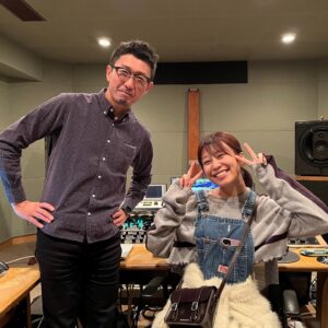 Sae Otsuka Instagram - ｽｰﾊﾟｰ ｻｳﾝﾄﾞ戦隊★ ｺｸﾎｳ ｴﾝｼﾞﾆｱ ﾚﾝｼﾞｬｰｽﾞ🦸‍♂️
ご紹介させていただきます🚢🩷
 #グレートロマンス街道
 #GreatRomanceRecords

M1．全人類ヒューマノイド
ﾚﾝｼﾞｬｰ ﾐｯｸｽ 🦸‍♂️竹内哲郎（MANEKI Records）さま

別名：音の魔術師。通称「タケウチマジック」
竹内さんは、魔法使いです。
別世界へ連れてってくれます。
初めて聴いた時の衝撃たるや、凄まじい稲妻でした。
次は何をしてくれるんだろう……って、ワクワクする。
リッチで、変で(とてもいい意味)、爆発する！すごい。
なんというか宗教的でたまらない、
このミックスは竹内さんにしかできない。

M2．ドン・キホーテ・デート
ﾚﾝｼﾞｬｰ ﾐｯｸｽ 🦸‍♂️小杉麻樹さま

別名：日本のJ-POPS界に君臨し続ける王者。
まきさんの手にかかったこの曲の絢爛さたるや、
もうほんとにほんとに感動しました。
ｱｰｰ!!!! まきさんって本当にすごい人だ。。
全てがいい！バランスが素晴らしいってこのことなのか…！
胸を張って世に送り出せるアヴァンギャルド・ポップス！

M3．蛍陽
ﾚﾝｼﾞｬｰ ﾐｯｸｽ 🦸‍♂️奥田泰次さま

別名：音が透き通る、透明人間。
鍵盤と歌の同録、たった一瞬の、一発録り。ものすごい緊張感。緊張感までレコーディングされた。すごい。
奥田さんのworksを拝聴していると、どこまでが音楽でどこからが日常かわからない。それくらい、音楽と音の境目がない。天才で、秀才で、鬼才。
奥田さんのバラードはすごい、EDMもすごいんだけど、ほんとすんんごかった。。、

全ての配信&パッケージを担当してくださった
ﾚﾝｼﾞｬｰ ﾏｽﾀｰ 🧙‍♂️柴 晃浩（TEMAS）さま

2023年、楽曲のマスタリングは全て柴さん！！
安心の柴さんブランド。
全ての思想を拾い上げてくださった、素晴らしい素晴らしい丁寧なマスタリング！
行く度に、「これとこれ、何が違うんですか？」って聞いて、デジタルかアナログかの違いですよ～って毎回答えてくれた。面白かった。
柴さんとお話させていただくと、毎回ハッとした。

蛍陽は配信と、パッケージで違うバージョンが入っているので、
是非、CDで聴き比べて欲しい。

👩‍🍳🔥🥘
中華料理とフランス料理と日本料理のパイオニアを集めてしまった、みたいな状態なんですよ～
音楽マニアの玄人達が咽び泣くような素晴らしい作品が完成してしまった。しかし
尚キラキラと、曲たちがキャッチーな輝きを纏っているのは、このｳﾙﾄﾗﾚﾝｼﾞｬｰｽﾞのおかげさまさま、なんですよ。
ｽｹﾞｪ!!!!!
👩‍🍳🔥🥘

そして。
このグレートロマンス街道より、本格的に参入してくれた

サウンドプロデューサー👨‍🎨アカズノトビラ(akz inc.)さま。

誰よりも音楽に詳しく、アイデアも豊富。
間違いなく将来、日本の音楽業界で引っ張りだこ。

𓂃𓊝𓄹𓄺
それまで、わたしは音楽を自分なりに一生懸命研究してきましたが、知れば知るほど、話が合う人がいなくなって、あれ？みんなの＂音楽好き！＂の尺度、自分と違うな、って……そんなふうに言うときらわれそうですが苦笑
なんというか、、
孤独な想いを抱えてたんですよ😂
でも、まずは実力と、
そーゆーの伝えてくためにも発揮する機会がないとだめだなー！と思って
数年かけて、フリーになったりしてね、準備してました。
思えば、「うさぎとかめ」の🐢みたいな感じなんですけど。

そんなわたしの背景まるごと感じ取って、
んで、それはそれとしてまあ、とにかくさ、日本トップレベルの最高の音楽作ろうぜ！！！って感じで、
ひょいっと背負ってくれたのがアカズさんです。

しぬ気で日本トップの音楽人を繋げてくれる。
代わりに、
しぬほど厳しいディレクションを日々受けます。
もちろんユーモア交えながら楽しくです。笑
ああ、妥協しなくていいんだって
本気で音楽やっていいんだ、
本気でやってもマジで足りないんだって
教えてくれはのはアカズさんです。

ありがたい。最強の相棒との出会いです。

𓂃𓊝𓄹𓄺 ‎

「グレートロマンス街道」は
こうして出会った最強のﾚﾝｼﾞｬｰｽﾞの力でできた
ものすごいエネルギーの詰まった1枚です!!!!!💿

発売まで
あと10日です🚢🩷