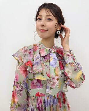 Saeko Kamimura Instagram - .
.
おはようございます！
3月のpick up! BS-TBSは、
こちらの衣装です。

春らしい色合いのワンピースに合わせて
メイクさんがブルーのアイラインを少し足してくれたので、目元も華やか💐動画でわかりますか？

今月もよろしくお願いします😊