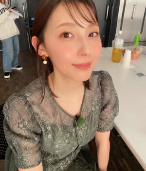 Saeko Kamimura Instagram - .
.
４月の『pick up! BS-TBS』は
こちらのメイクと衣装です。

今日から入社して10年目という節目なので、
新しい名刺入れを使い始めました。
今までは、アルバイトを卒業する時に
『社会人になっても頑張ってね』と
お客さんからいただいたものを
長く愛用していたんです☺️✨
(だいぶ使い込んでいますね)

きっとテレビを見て応援してくれていると思うので、
10年目も頑張っている姿を見せないとですね💪