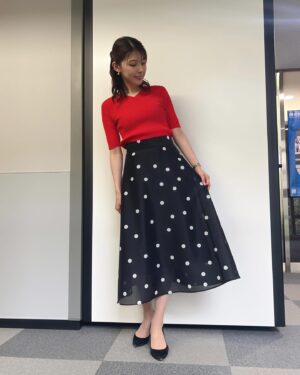 Saeko Kamimura Instagram - .
.
今日のNスタの衣装は
赤色のトップスに、水玉のスカート。

ブーナちゃんも、『ミニーみたい！！』と
喜んでくれました☺️🎀

 Nスタ衣装提供
スカート... NOLLEY’S
