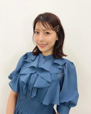 Saeko Kamimura Instagram - .
.
今日から2月がスタート。
おすすめ番組を紹介するPick up!  BS-TBSは、
こちらの衣装とヘアメイクです。

アクセサリーはつけず、
ヘアピンスタイルにしてもらいました☺️

今月もよろしくお願いします！