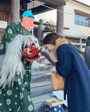 Saeko Kamimura Instagram - .
.
平成4年生まれ申年で本厄なので、
初詣で獅子舞に頭を噛んでもらった上に、
会社のある赤坂の氷川神社で厄除祈願をしてきました。

前厄の去年は、免疫力が低下していたのか
蜂窩織炎になって一日松葉杖生活になったり
(オンエア中に急に足が腫れて歩けなくなって
大騒ぎでした。尋常じゃないくらい痛かった…)

結膜炎になって目がぼこっと腫れて
テレビのお仕事を休ませてもらったり、
包丁で手を切ったりと、健康運がいまいち…🙈
健康が土台となることを改めて実感しました。

祈祷を受けたのできっともう大丈夫！笑
今年は全方面でパワフルに頑張りたいです。

#厄年　#本厄　#大厄　#厄除け祈願　#厄払い
