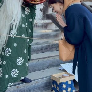 Saeko Kamimura Instagram - .
.
平成4年生まれ申年で本厄なので、
初詣で獅子舞に頭を噛んでもらった上に、
会社のある赤坂の氷川神社で厄除祈願をしてきました。

前厄の去年は、免疫力が低下していたのか
蜂窩織炎になって一日松葉杖生活になったり
(オンエア中に急に足が腫れて歩けなくなって
大騒ぎでした。尋常じゃないくらい痛かった…)

結膜炎になって目がぼこっと腫れて
テレビのお仕事を休ませてもらったり、
包丁で手を切ったりと、健康運がいまいち…🙈
健康が土台となることを改めて実感しました。

祈祷を受けたのできっともう大丈夫！笑
今年は全方面でパワフルに頑張りたいです。

#厄年　#本厄　#大厄　#厄除け祈願　#厄払い
