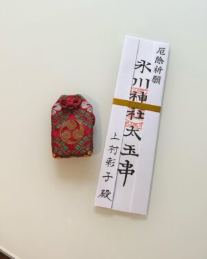 Saeko Kamimura Instagram - .
.
平成4年生まれ申年で本厄なので、
初詣で獅子舞に頭を噛んでもらった上に、
会社のある赤坂の氷川神社で厄除祈願をしてきました。

前厄の去年は、免疫力が低下していたのか
蜂窩織炎になって一日松葉杖生活になったり
(オンエア中に急に足が腫れて歩けなくなって
大騒ぎでした。尋常じゃないくらい痛かった…)

結膜炎になって目がぼこっと腫れて
テレビのお仕事を休ませてもらったり、
包丁で手を切ったりと、健康運がいまいち…🙈
健康が土台となることを改めて実感しました。

祈祷を受けたのできっともう大丈夫！笑
今年は全方面でパワフルに頑張りたいです。

#厄年　#本厄　#大厄　#厄除け祈願　#厄払い