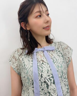 Saeko Kamimura Instagram - .
今日から5月がスタート。
おすすめ番組を紹介するPick up! BS-TBS の
衣装とヘアメイクはこちらです。

水色のリボンがかわいい☺️🩵