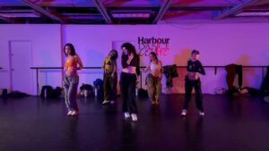 Sage Linder Instagram - my neck hurts 😅 thank u CJ for the push, miss Lohan for having a music career and these slayers dancing beside me🧡 

📸 🏃‍♀️📸🏃‍♀️📸🏃‍♀️

Choreo: @ccjdamaso 
Dancers: @yaeby_s @kiaramcilravey @felchiappetta @raegannbutler and me !