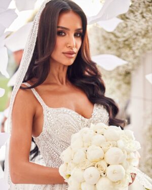 Sahar Golestani Instagram - I can’t stop the wedding content, it’s okay if you’re sick of me 😂 🤍
.
Makeup @ash_kholm 
Dress @yasminsbridal 
Planner @edgar_hay_events 
Florals @designbyfourseasons 
Hair @eliaraadelia 
Tan @isabelalysa 
 Photo @yasminekateb