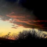 Sahar Valadbeygi Instagram - 🌄 میتونم ساعت‌ها بشینم و این منظره زیبا، این رنگ‌های زیبا رو نگاه کنم. اما لحظه‌ها گذرا هستن و تا چند دقیقه دیگه تمام این نقش‌ها و رنگ‌ها به سیاهی شب میره. برای همینه که این لحظه‌ها و این زیبایی‌ها هر روز فقط برای چند دقیقه به فُرمی دیگه، به شکلی دیگه تکرار میشن. قدر لحظه‌های زیبای زندگی‌مون رو بدونیم. سحر ولدبیگی زمستان ۱۴۰۰ #سحرولدبیگی #دلنوشته #سحر #غروب #زیبا #زیبایی #زمستان
