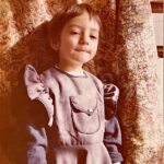 Sahar Valadbeygi Instagram - 👼🏻 اگر به گذشته بر می‌گشتم؟ چیزی را تغییر نمی‌دادم، می‌ترسیدم اصلاح یک اشتباه کوچک، دستآورد بزرگی در اکنون یا آینده را از من بگیرد. اگر به گذشته بر می‌گشتم، هیچ کاری نمی‌کردم، فقط نگاه می‌کردم و از تماشای پازل به هم ریخته‌ای که با رنج و آزمون و خطای بسیار و آرام آرام کنار هم چیده می‌شد، لذت می‌بردم. اگر به گذشته‌ام بر می‌گشتم کاری نمی‌کردم، چیزی را عوض نمی‌کردم، ولی محال بود کودکی‌ام را ببینم و در آغوشش نگیرم و در گوشش نگویم: «سختی‌های بسیاری در پیش داری زیبای کوچک. شیطنت کن و در آغوش بزرگترها پناه بگیر. زمان‌هایی از راه می‌رسد که در نبردهای نابرابر بسیاری قرار می‌گیری و فراتر از سن و توان و آستانه‌ی تحملت مورد اصابت ناملایمتی و اندوه قرار خواهی گرفت، و تنها خواهی بود، بسیار تنها. اما جسور باش و مقاوم باش و ادامه بده، من به سادگی توأم با ذکاوت تو افتخار می‌کنم و مدیون دست‌های کوچک توام همیشه.» اگر به گذشته بر می‌گشتم، با اشک، پیشانیِ معصوم کودکی‌ام را می‌بوسیدم، موهاش را با گریه نوازش میکردم، دست‌های کوچکش را با گریه می‌فشردم و با رنجی عظیم، بر می‌گشتم. #نویسنده #دلنوشته #نرگس_صرافیان_طوفان‌ @narges_sarrafian_toofan ‏#کودک #گذشته #آینده #کودک_درون #آغوش #عشق #سحرولدبیگی #سحر #سحر_ولدبیگی